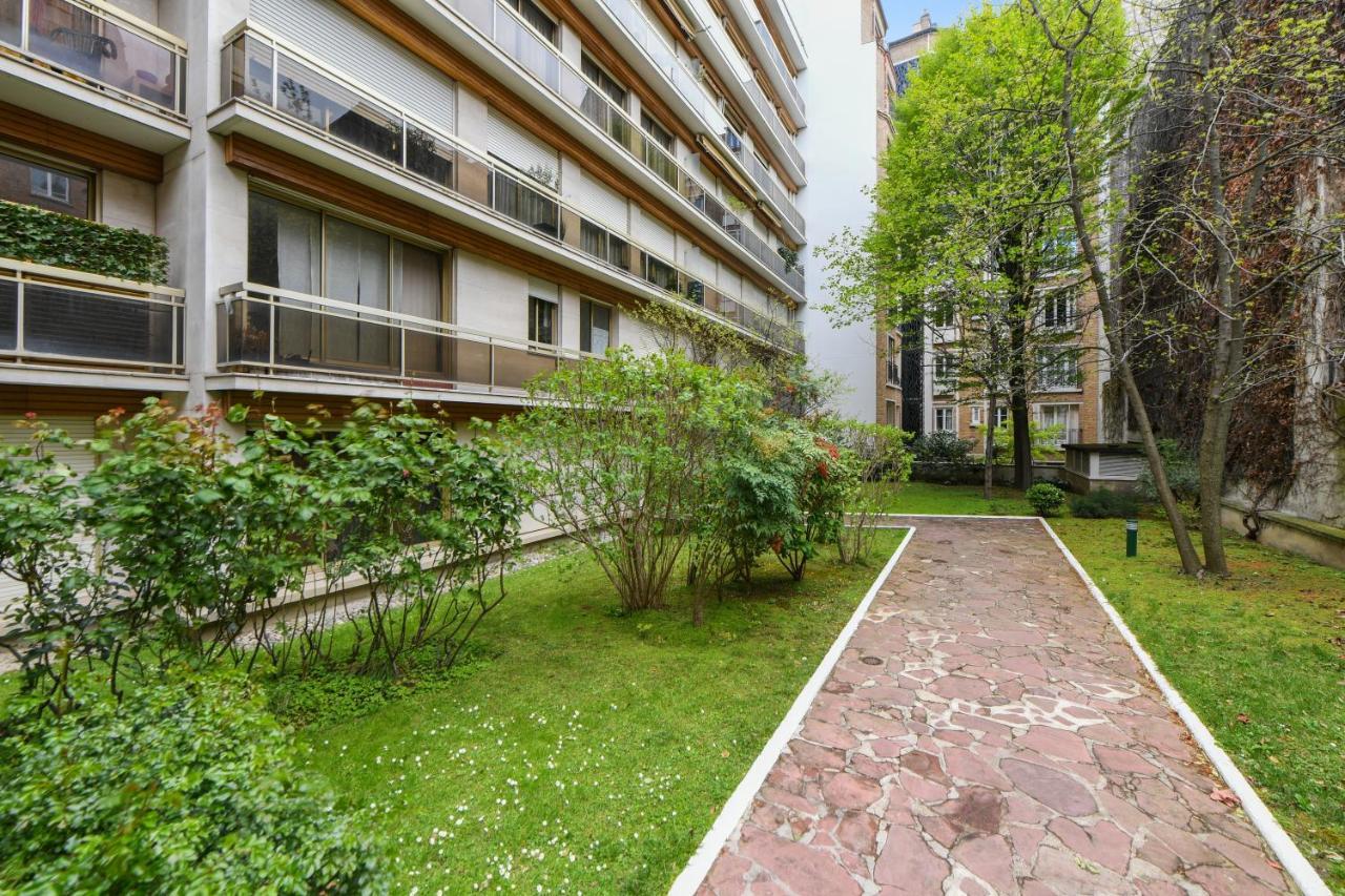 Bright With Balcony For 5 In By Weekome * Parijs